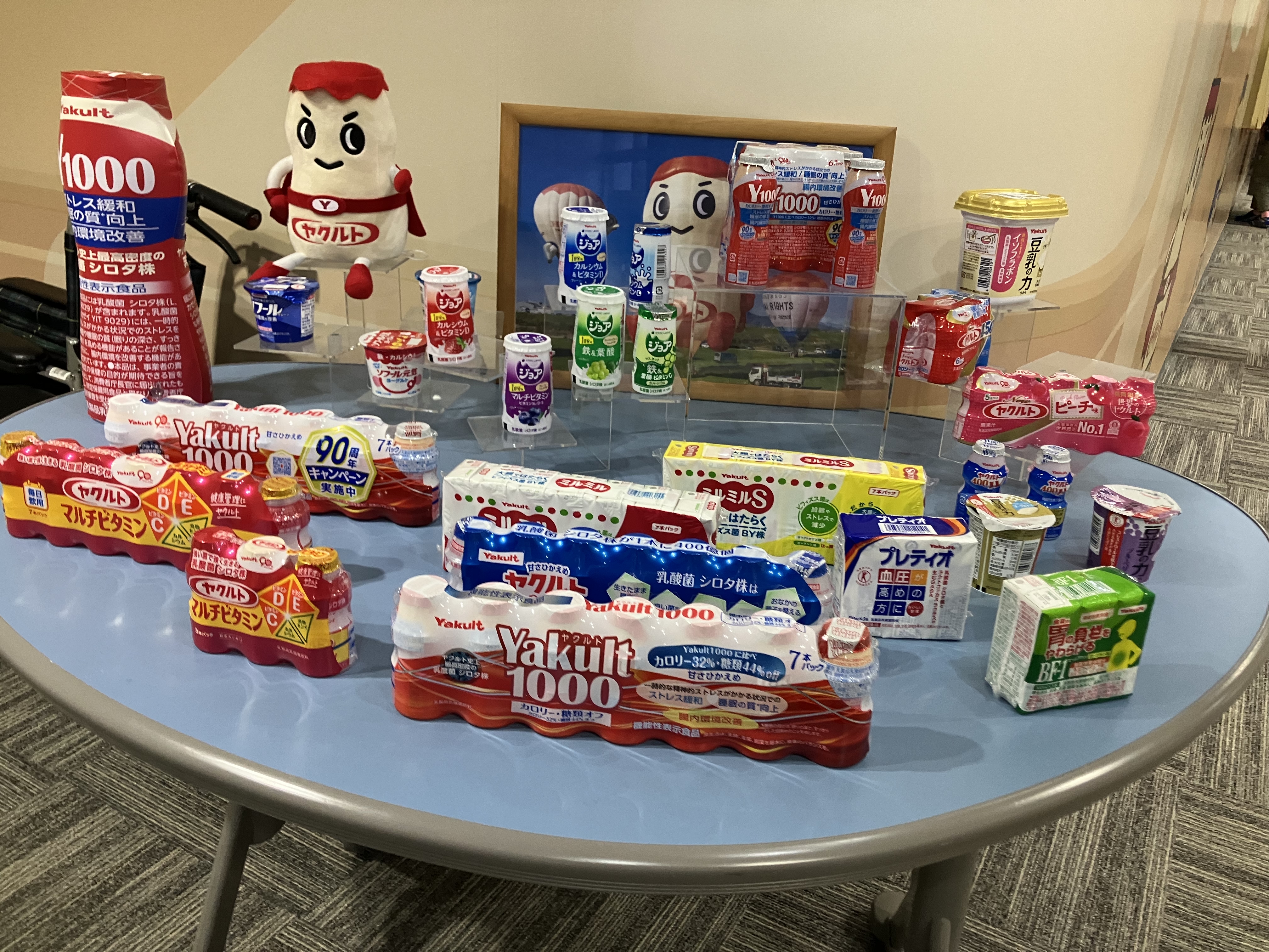 ヤクルト製品が並んだテーブル
